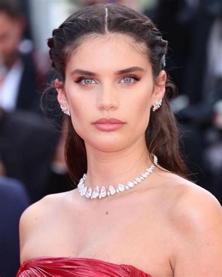 Sara Sampaio Bio